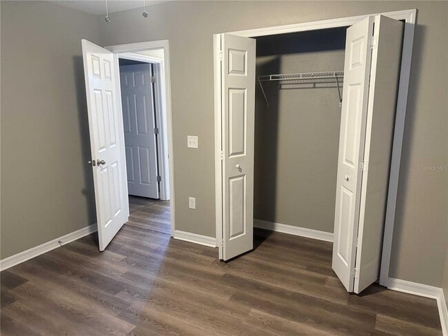 Building Photo - 12030 Silverlake Park Dr