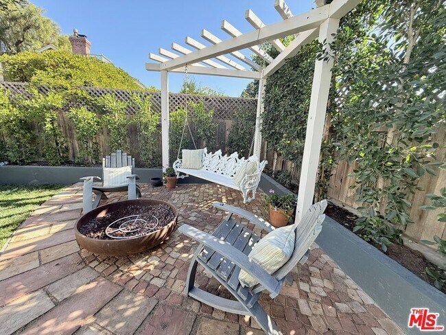 Building Photo - 370 Main St