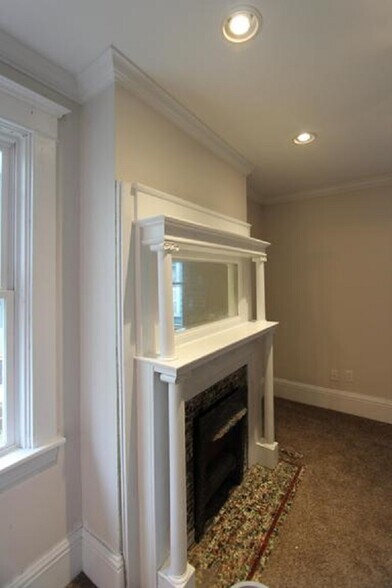 Mantle Living Room - 1906 Morrell St