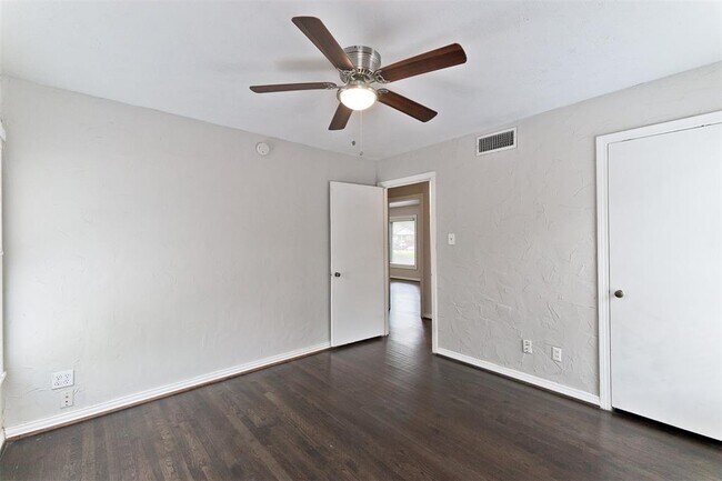 Building Photo - 515 Brookhurst Dr