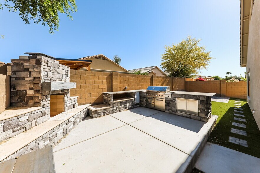 Building Photo - 15266 W Desert Hills Dr