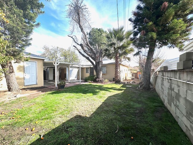 Building Photo - Charming Winnetka Corner Home