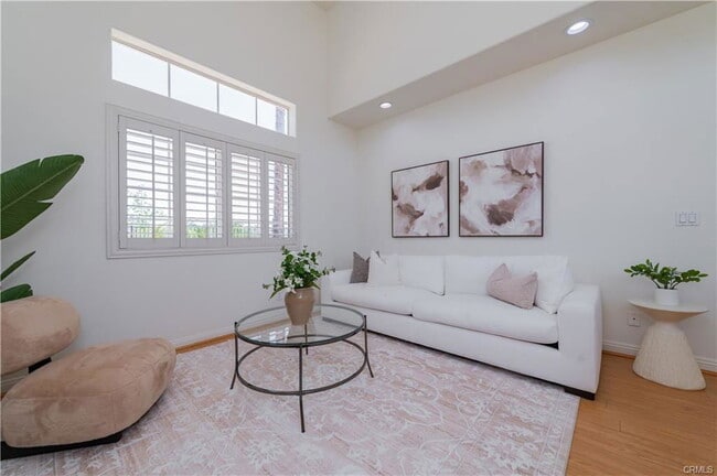 Building Photo - 338 Calle Vista