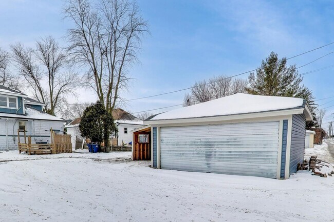 Building Photo - 1638 Oakwood Ave