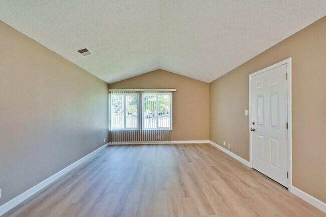 Building Photo - Remodeled 2 Bed 1 Bath Condo!