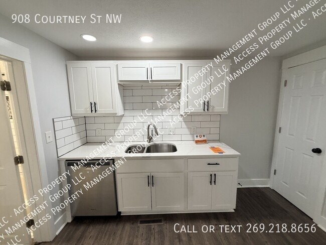 Building Photo - 908 Courtney St NW