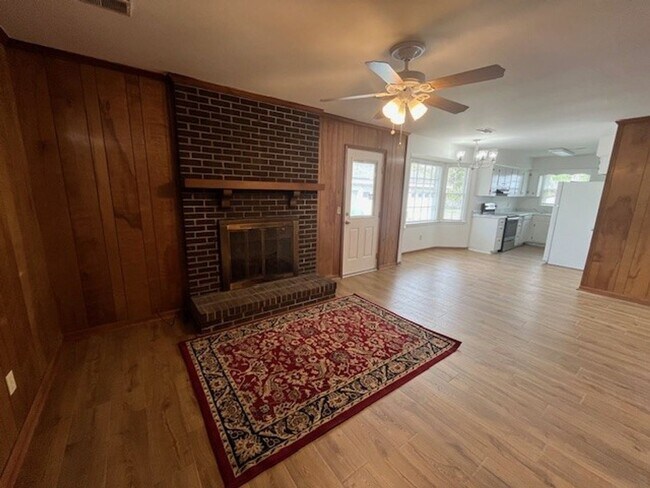 Building Photo - Recently updated 3 bedroom 2 bath home in King Grants