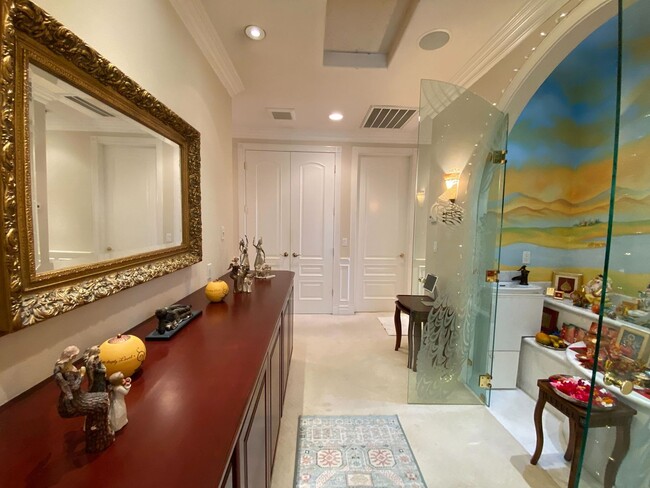 Building Photo - Gorgeous, Luxury and Furnished 3 bed 3 bat...