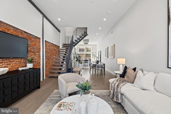 Building Photo - 2106 Spring St