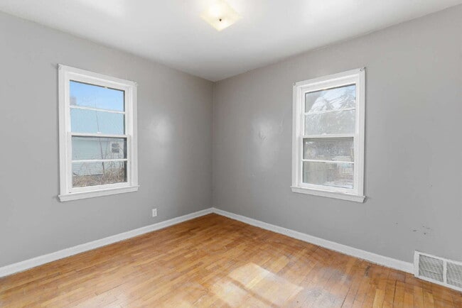 Building Photo - Comfortable & Convenient 2BR Living