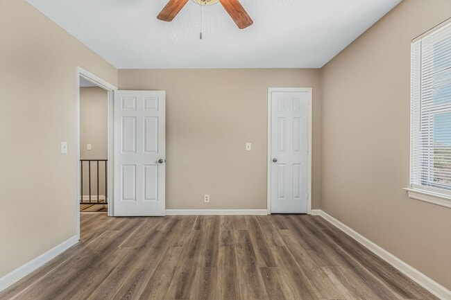 Building Photo - Convenient Brentwood Condo