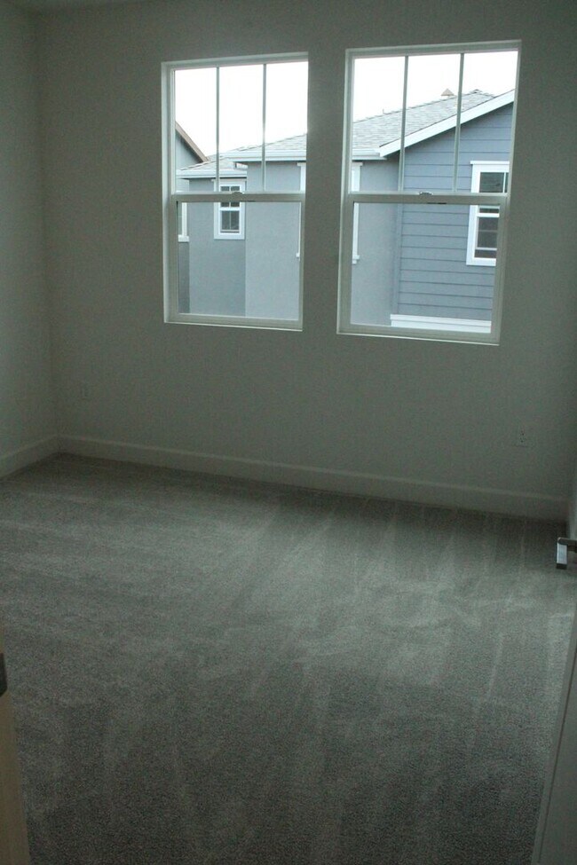 Building Photo - ***PENDING*** 4 Bedroom / 3 Bath House with Solar in San Marco Community-Close to Bart!