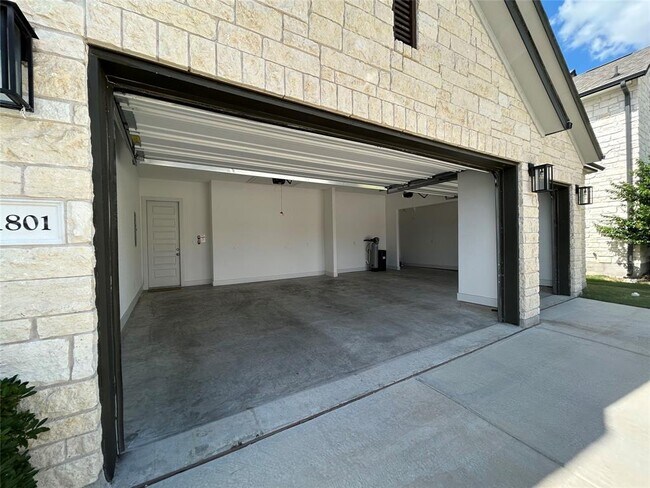 Building Photo - 1801 Cullera Dr
