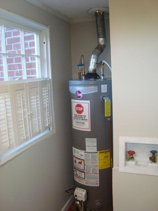 Building Photo - Rent Ready 3 bedroom and 2 bathroom!