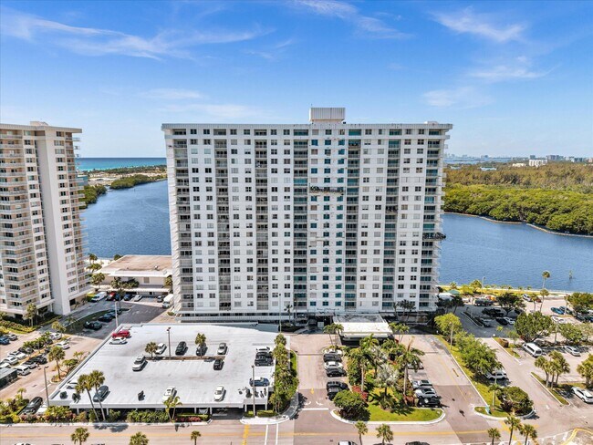 Building Photo - 500 Bayview Dr