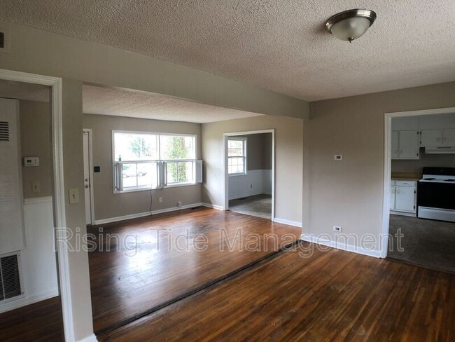 Building Photo - 200 E Haven Dr NE