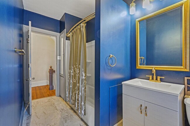 Building Photo - Spacious 5 Bedroom, 1.5 Bath Home in York,...