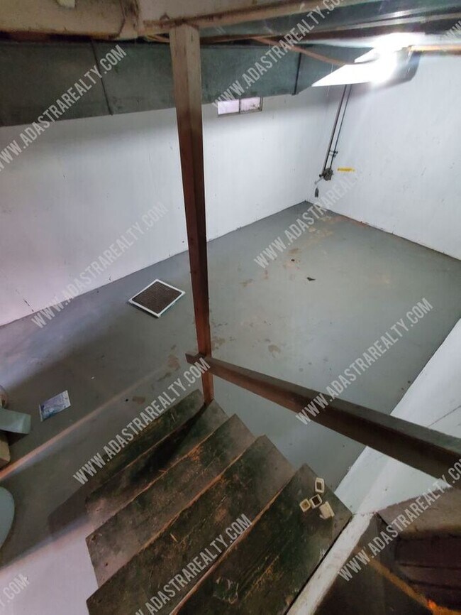 Building Photo - Spacious Olathe Duplex-Available NOW!!