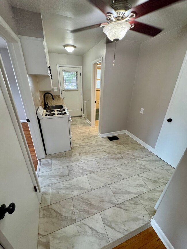Building Photo - 1 Bedroom ~ Grandview Area