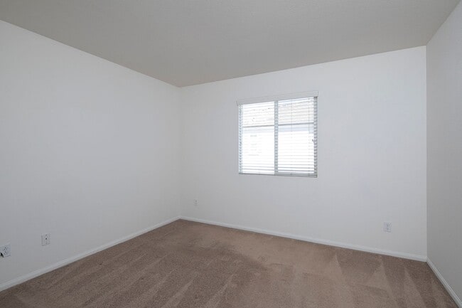 Building Photo - Spacious Two Bedroom Townhouse in Imperial...