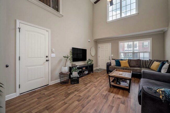 Building Photo - COMING SOON! Murfreesboro Townhouse- 4 Bed...