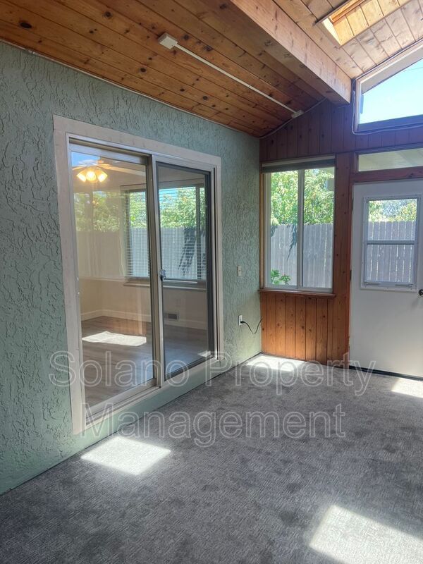 Building Photo - 142 Hillview Dr