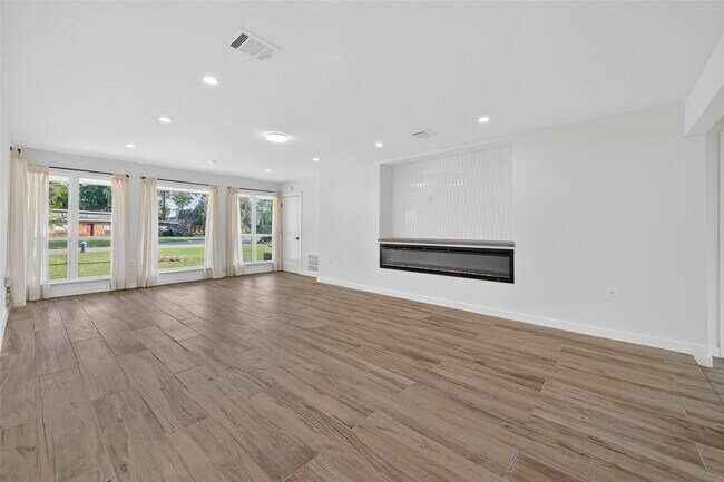 Building Photo - 3333 Calumet St