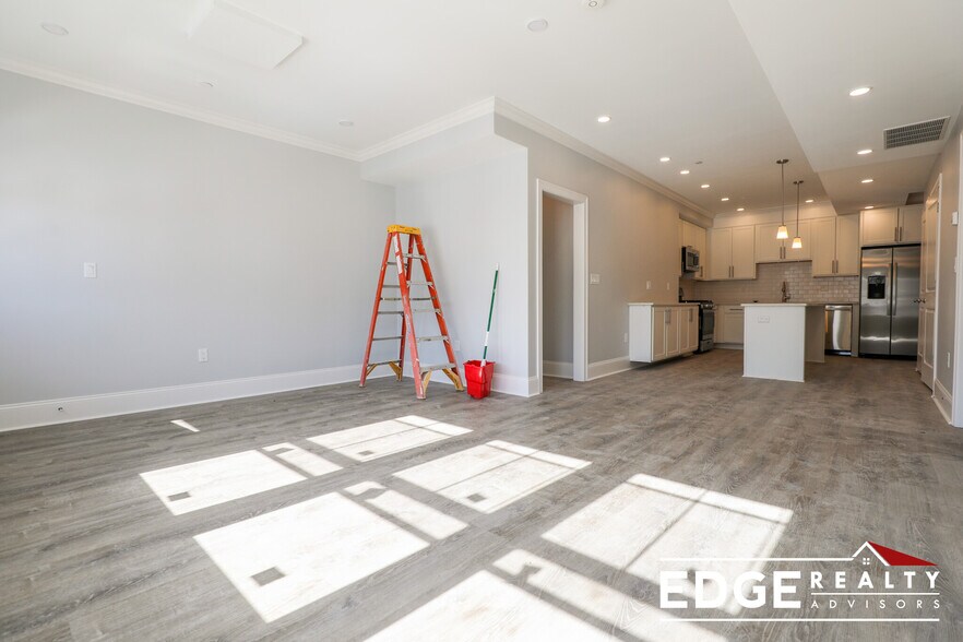 Building Photo - 124 Kenrick St