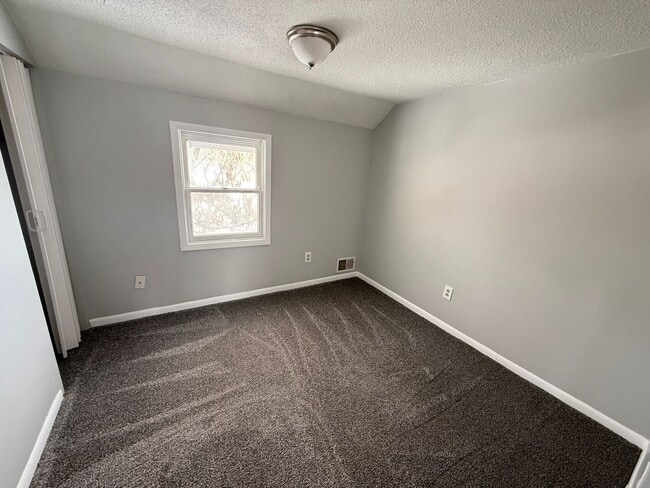 Building Photo - 2026 Renovation – Clean, Updated 2-Bedroom Near Shopping & Highways