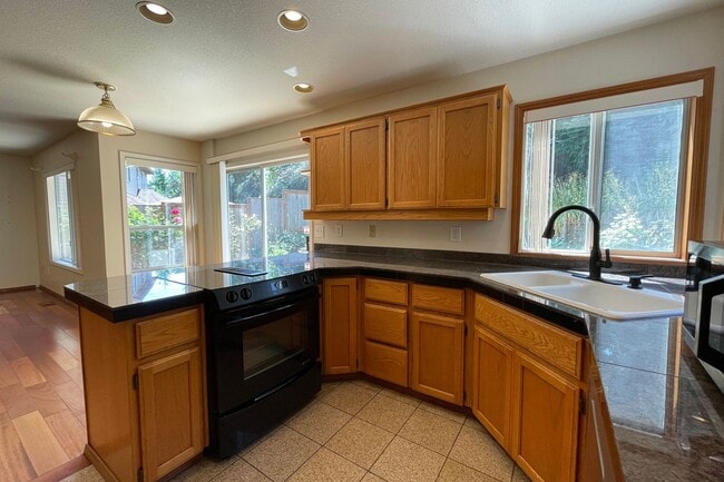 Building Photo - Gorgeous Beaverton home available with att...