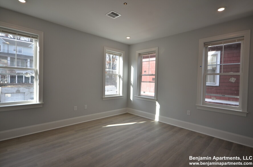 Building Photo - 100 Brooks St