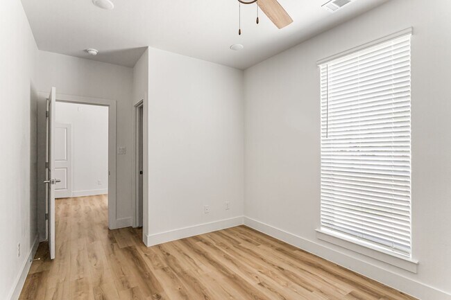 Building Photo - 2509 Benbrook Blvd