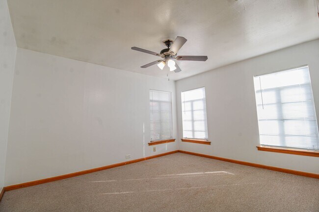 Building Photo - 1327 Vanderbilt St