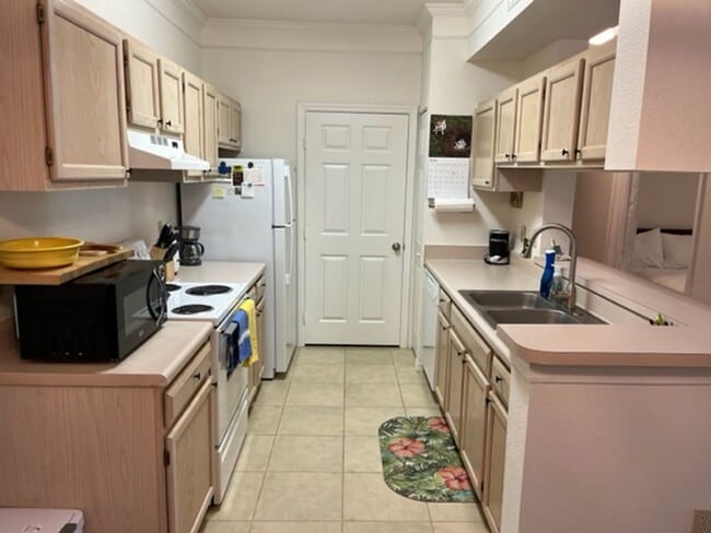 Building Photo - 1 Bedroom + Den Condo in Royal Greens at G...
