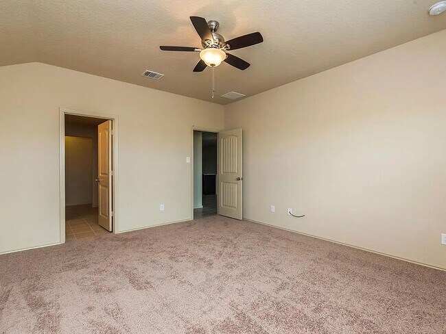 Building Photo - 3 Bed 2 Bath Home with Fenced Back Yard