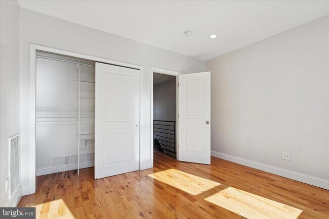 Building Photo - 2527 Ingersoll St