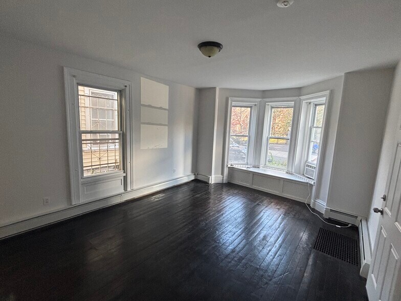 1st Floor Front Bedroom - 101 Bristol St