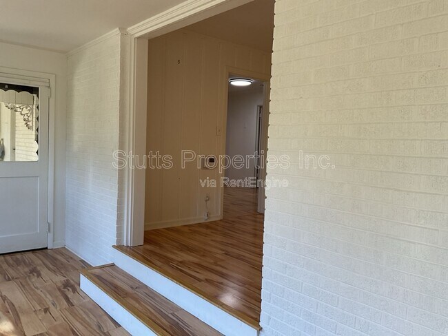 Building Photo - 2114 Crestline Dr