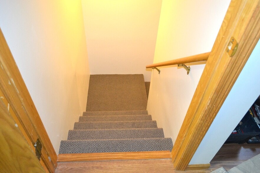 Building Photo - 1033 Lovell Ave W