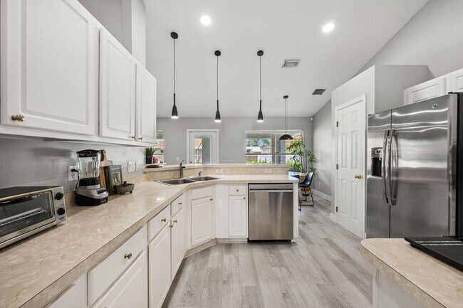 Building Photo - 249 SW Aubudon Ave