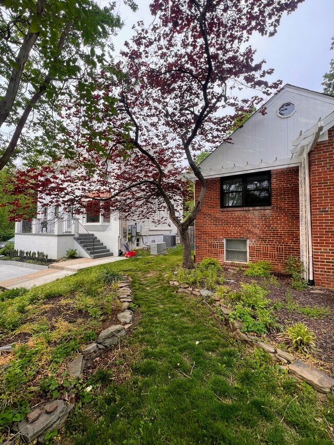 Building Photo - 5602 Hawthorne St