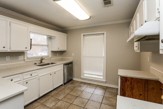 Building Photo - Beautiful 3 Bedroom Home