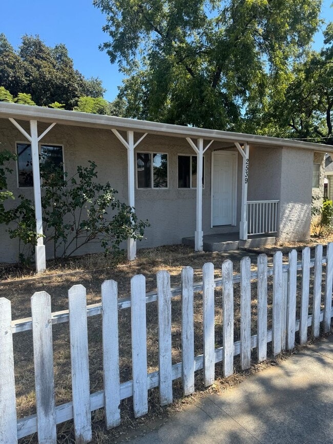 Building Photo - 1 BED/1 BATH IN REDDING