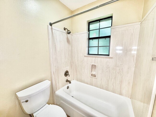 Building Photo - 1323 Tamari Dr