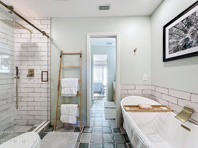 Building Photo - 2009 Seminole Rd