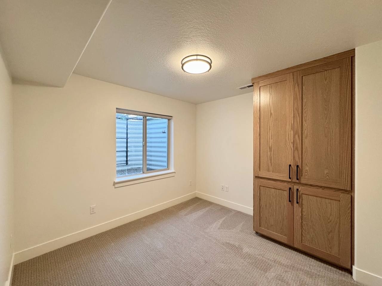 Building Photo - 698 S Lake View Dr