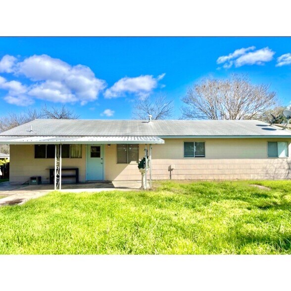 Large backyard and covered patio - 2915 Eagle Rdg