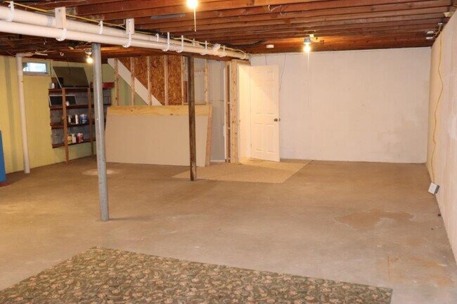 Building Photo - 300 Caroline St