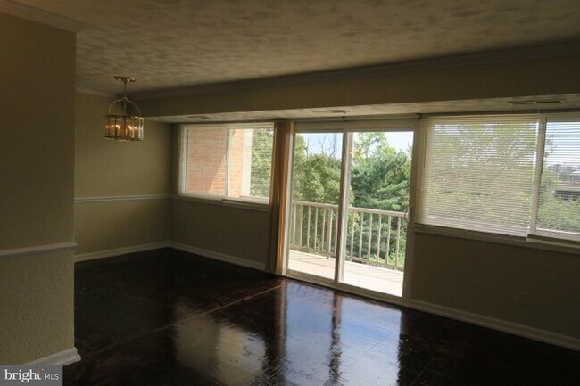 Building Photo - 5801 Quantrell Ave