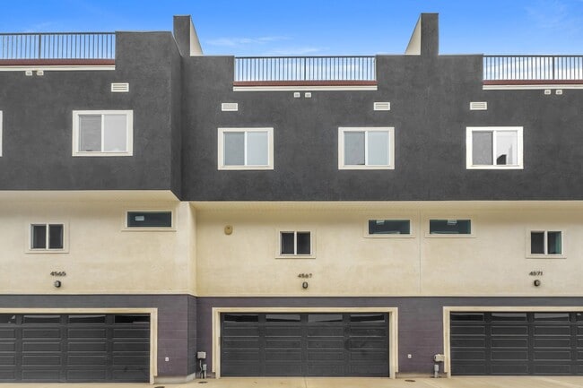 Building Photo - Amazing Modern three-story new build townhome!